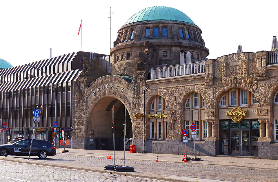 Das Hard Rock Cafe  an den St. Pauli Landungsbrücken in Hamburg
