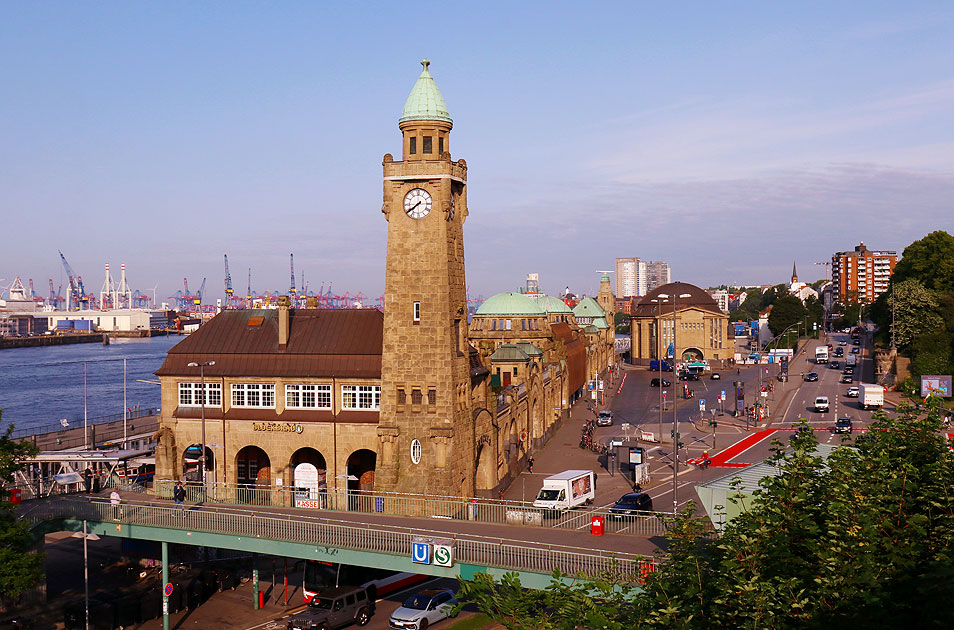 Die St. Pauli Landungsbrücken in Hamburg