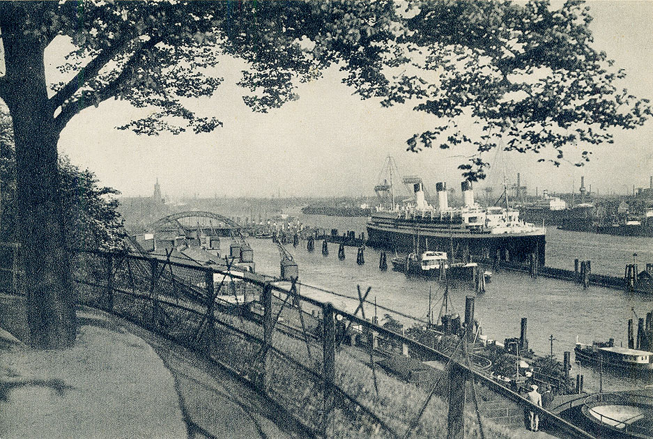 Blick vom Stintfang mit der Blockhausbrücke (Überseebrücke) und einem Passagierschiff