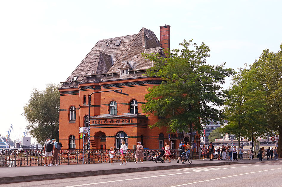 Die Hafenpolizeiwache No. 2 in Hamburg bekannt als Polizeiwache aus der Fernsehserie Notruf Hafenkante