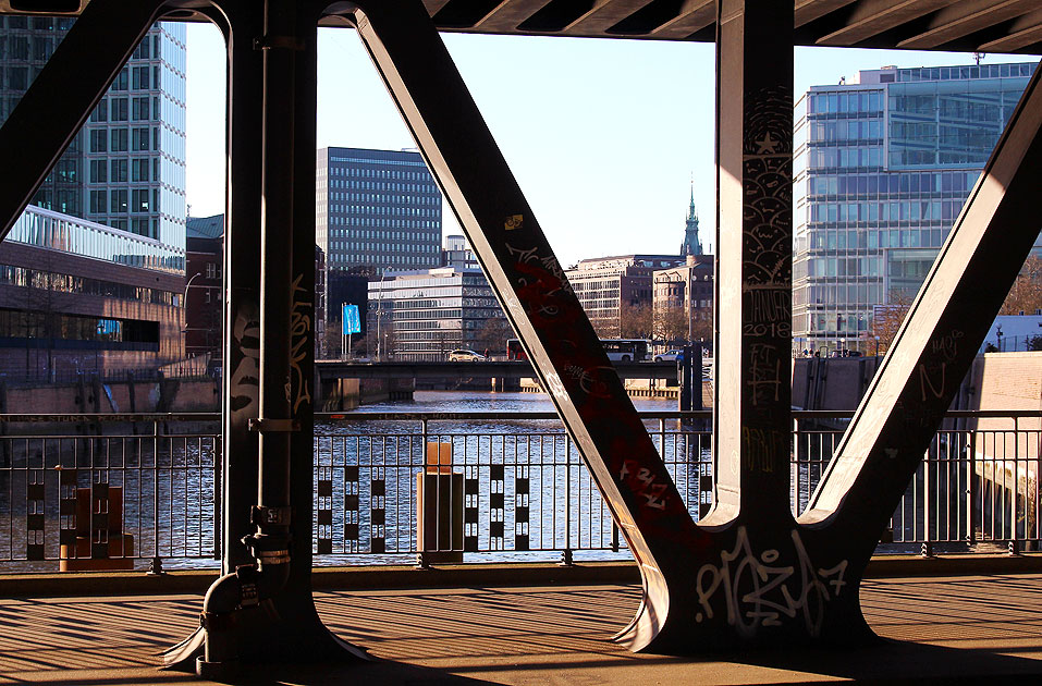 Die Oberhafenbr&uuml;cke in Hamburg