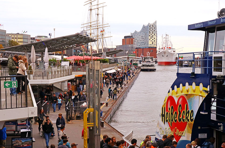 Herbstwetter an den Landungsbrücken in Hamburg