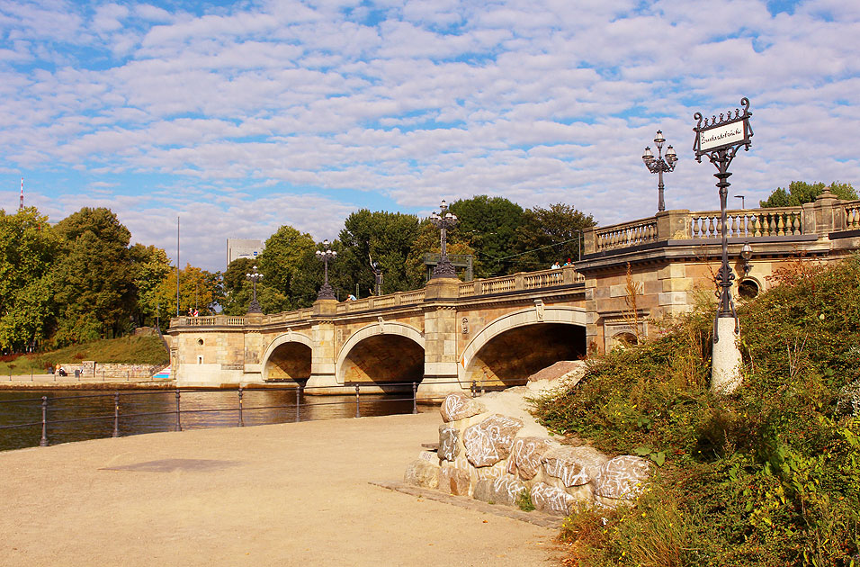 Die Lombardsbrücke in Hamburg