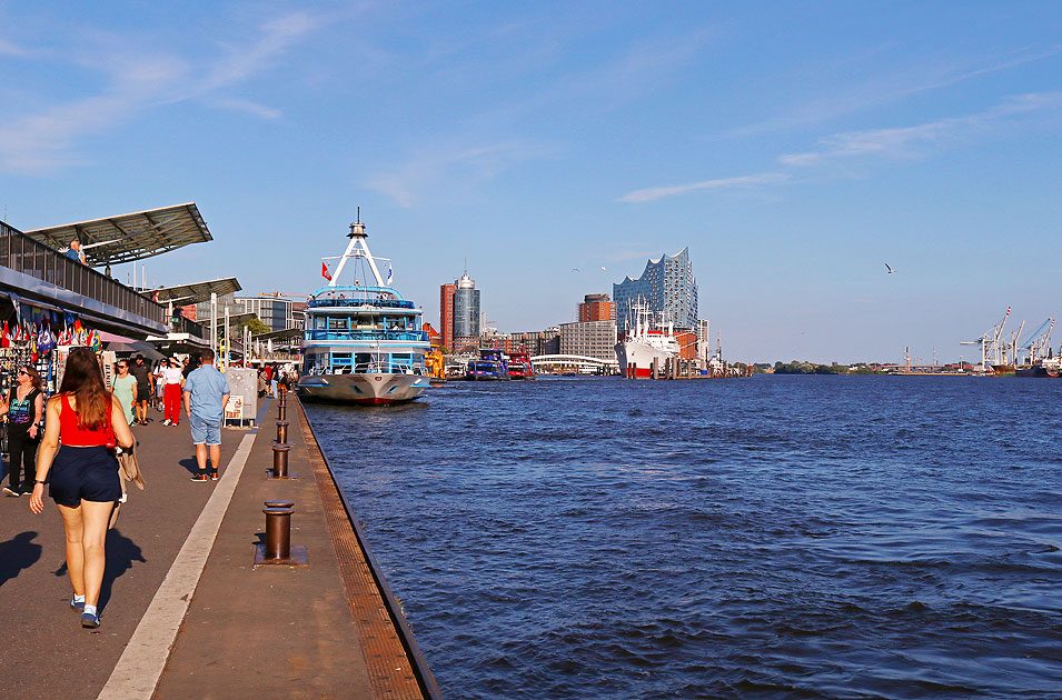 Der Anleger an den St. Pauli Landungsbrücekn in Hamburg