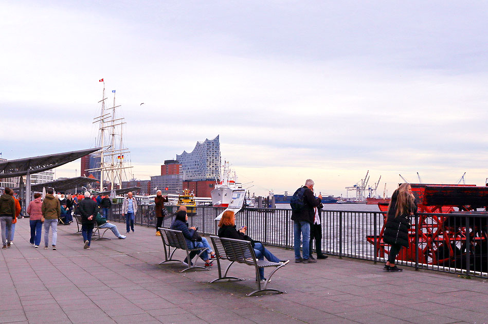 Herbstwetter an den St. Pauli Landungsbrücken in Hamburg