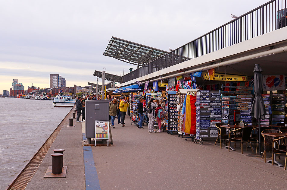 Im Herbst auf dem Anleger an den St. Pauli Landungsbrücken in Hamburg