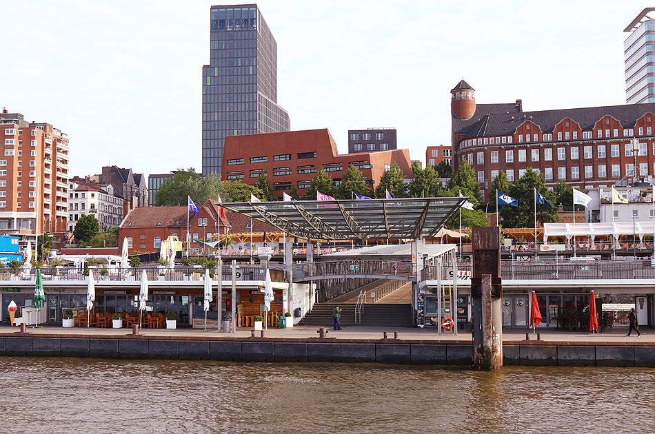 Die Brücke 9 an den St. Pauli Landungsbrücken in Hamburg