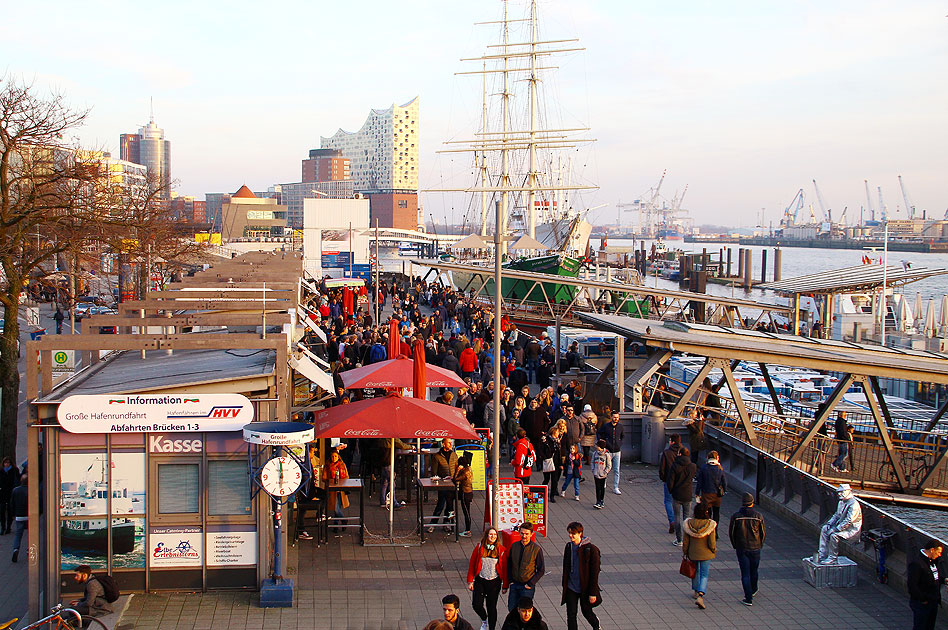 Winter an den St. Pauli Landungsbrücken in Hamburg