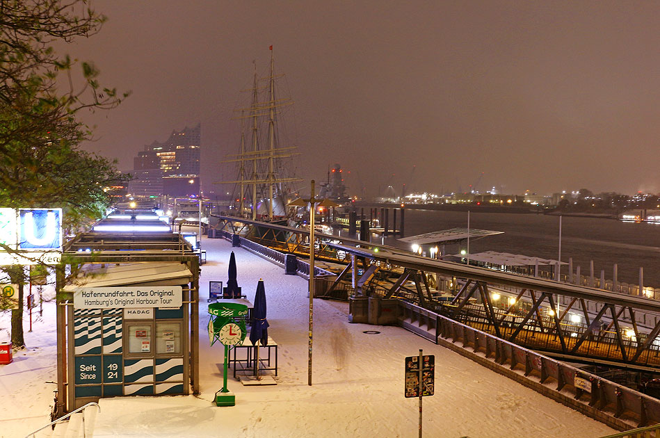 Schnee an den St. Pauli Landungsbrücken in Hamburg