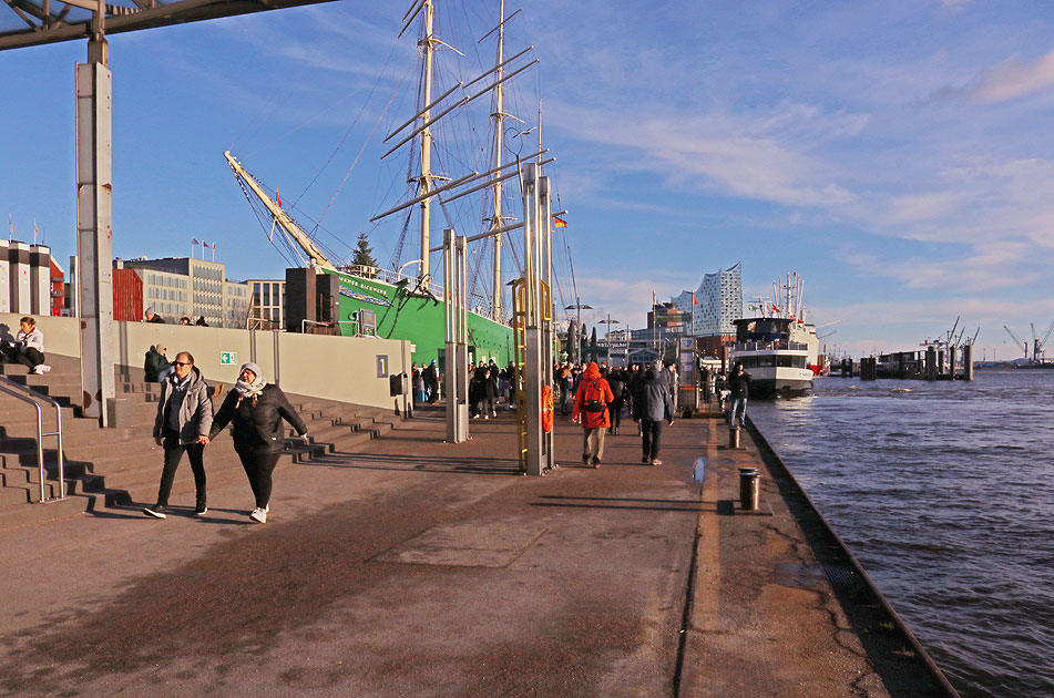 Winter und Sonne an den St. Pauli Landungsbrücken Hamburg