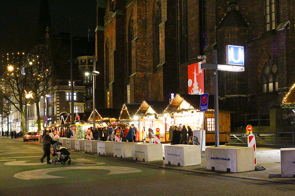 Weihnachtsmarkt in Hamburg rund um die Petrikirche an der M&ouml;nckebergstra&szlig;e