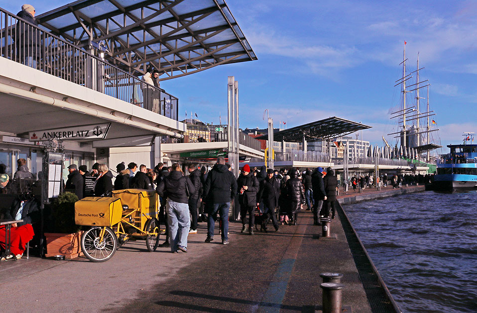 Auf dem Anleger an den St. Pauli Landungsbrücken in Hamburg
