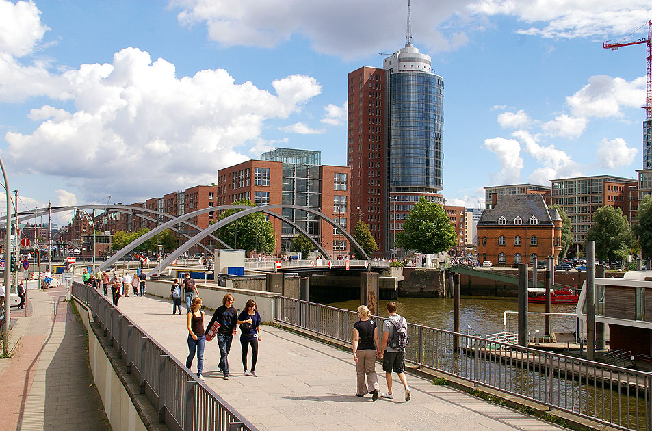 In Hamburg am Baumwall mit  Blick auf die Speicherstadt und Hafencity