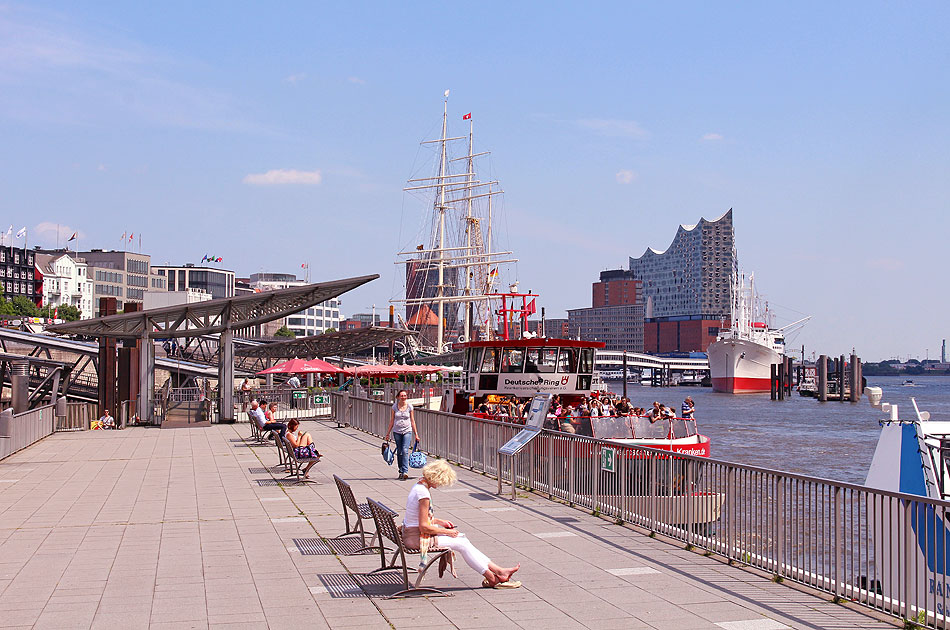 An den St.  Pauli Landungsbr&uuml;cken in Hamburg