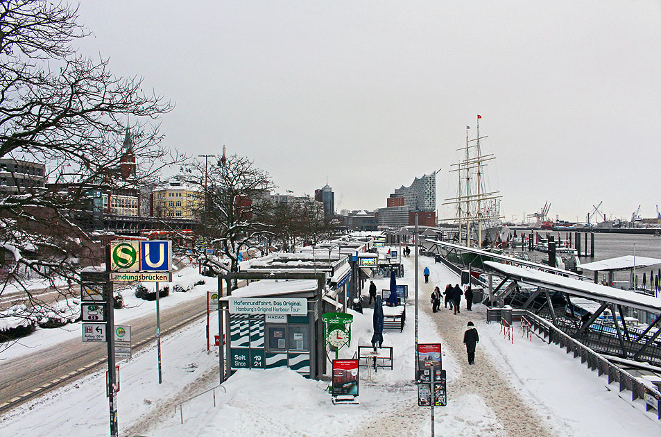 Schnee an den St. Pauli Landungsbr&uuml;cken in Hamburg