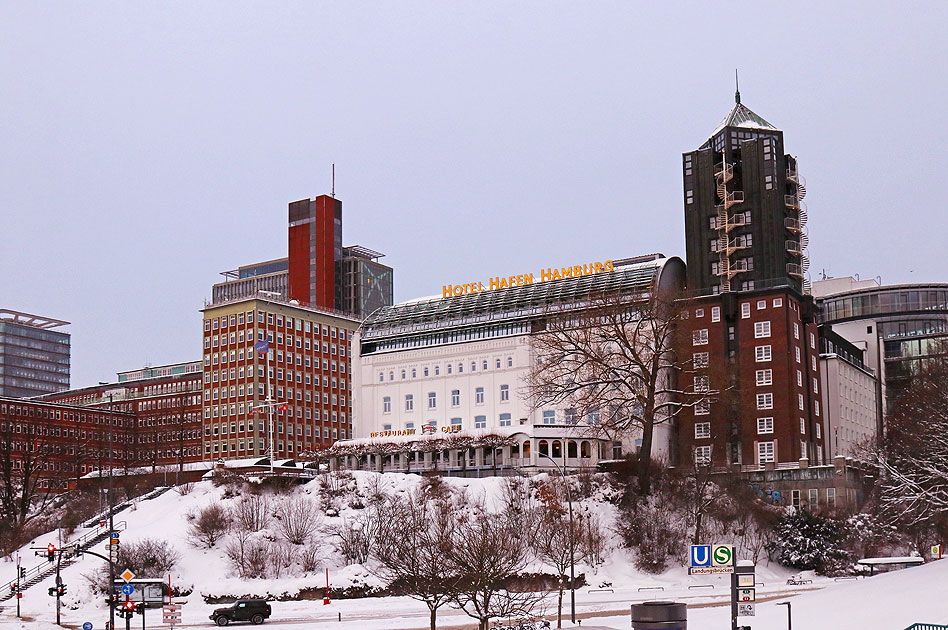 Das Hotel Hafen Hamburg mit Schnee in Hamburg