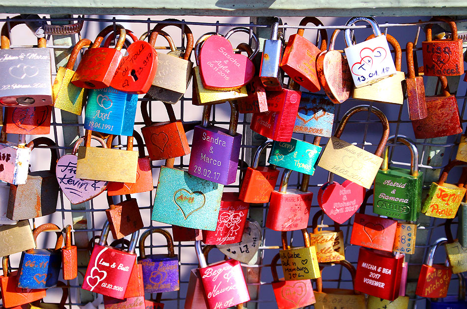 Liebesschl&ouml;sser an den Hamburger Landungsbr&uuml;cken