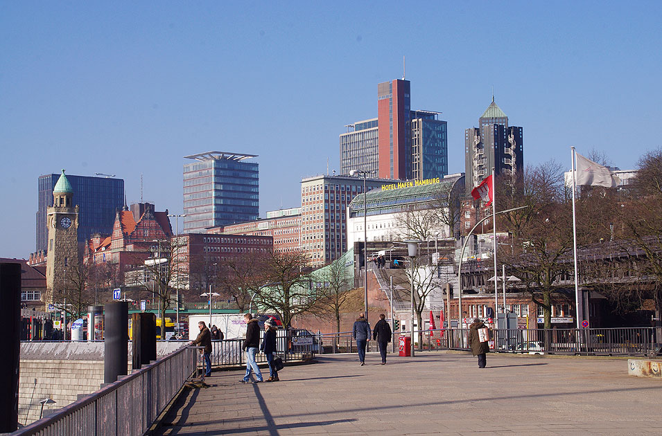 Die Jan-Fedder-Promenade an den St. Pauli Landungsbr&uuml;cken in Hamburg