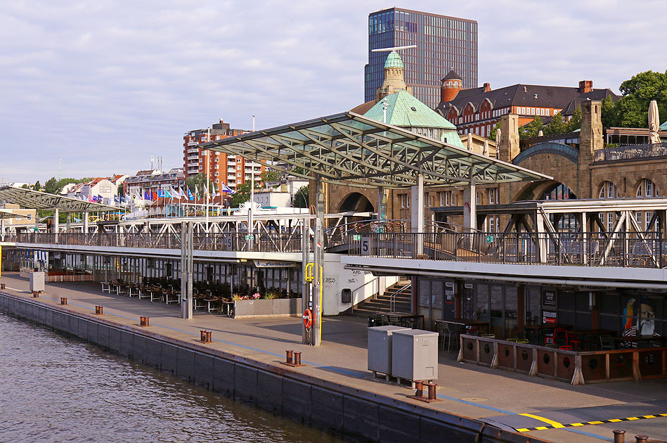 Die Br&uuml;cke 5 an den St. Pauli Landungsbr&uuml;ccken in Hamburg