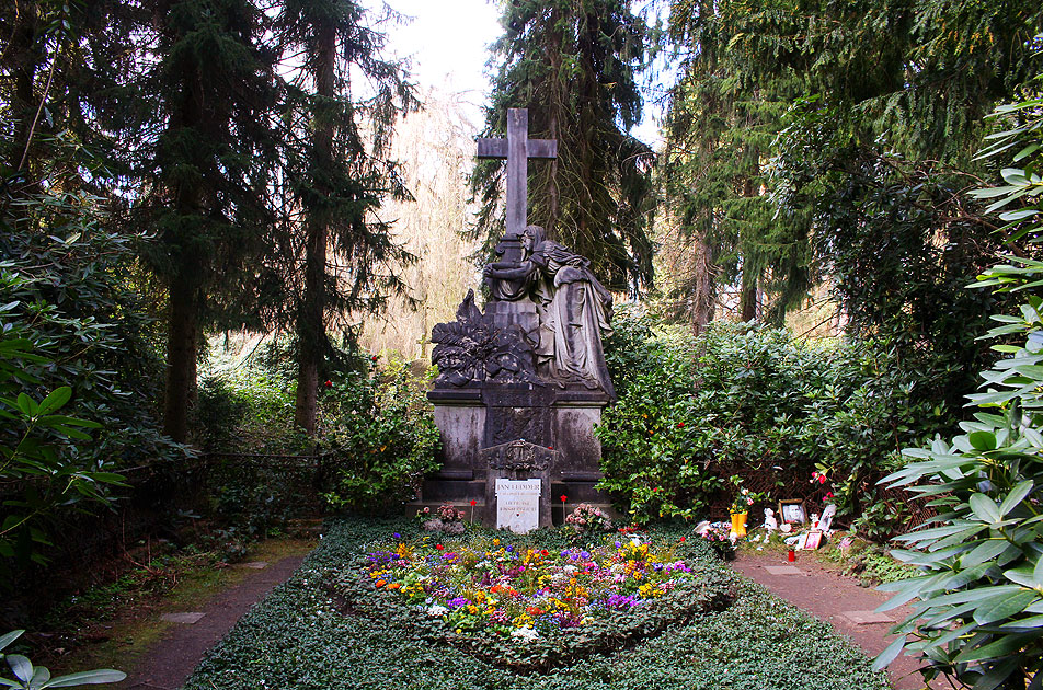 Das Grab von Jan Fedder auf dem Friedhof Ohlsdorf in Hamburg